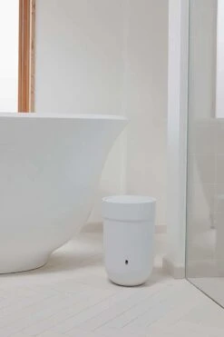 Umbra Touch Afvalbak Met Deksel - Wit 9 Umbra Touch Afvalbak Met Deksel - Wit -Mepal shop 800x1200 60