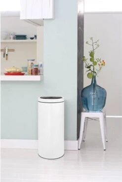 Brabantia Touch Bin Flat Top 30 L - Wit Prullenbak -Mepal shop 803x1200 1