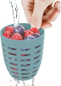 Mepal – Fruit-& Veggie Pot Ellipse – Fruitbox Voor Onderweg - Nordic Green – Voorzien Van Vergietje En RVS Vorkje -Mepal shop 841x1200 3