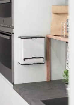 Stangvollby Vallvik Prullenbak – 4 Liter – Keukenrol Dispenser – Wit – RVS - Ophangbare Vuilbak - Afvalscheiding - Uitneembare Binnenemmer – Inbouw Vuilnisbak – Keuken Afvalemmer – Ruimtebesparend – Staand - Ophangen – Keukenrol Houder – GFT Bakje -Mepal shop 848x1200 3