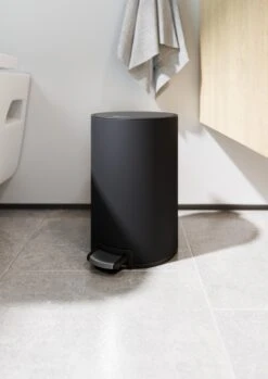 Pedaalemmer Stangvollby Kallax - 5 Liter - RVS - Zwart - Prullenbak - Toilet - Badkamer - Klein - Soft Close Deksel - Chique Design - Kleine Zwarte Pedaal Afvalemmer - Vuilnisbak Badkamer 27 Pedaalemmer Stangvollby Kallax - 5 Liter - RVS - Zwart - Prullenbak - Toilet - Badkamer - Klein - Soft Close Deksel - Chique Design - Kleine Zwarte Pedaal Afvalemmer - Vuilnisbak Badkamer -Mepal shop 849x1200 6