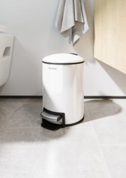 Pedaalemmer - 3 Liter - RVS - Wit - Afvalemmer StangVollby Rosvik - Toilet - Badkamer - Klein - Soft Close Deksel - Chique Design - Kleine Witte Pedaal Prullenbak - Afvalzak Inkeping - Vuilnisbak Badkamer -Mepal shop 849x1200 9
