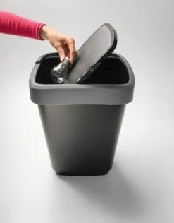 Rotho Twist Prullenbak- 50L - 60,2cm - Met Kanteldeksel - Zilver/Zwart -Mepal shop 939x1200 4