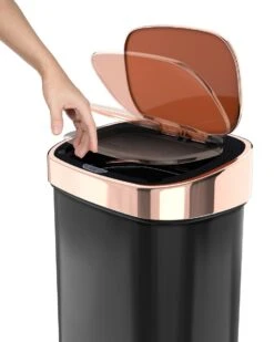 Stangvollby Nausta Sensor Prullenbak - 58 Liter - Zwart Met Roségouden Deksel - RVS - Soft Close - Vingerafdrukvrij - Zwarte Afvalbak Met Koperen Rand - Hygiënische Automatische Deksel - Keuken Afvalemmer - Kantoor Vuilbak 60 Liter - Elektrisch -Mepal shop 960x1200 3