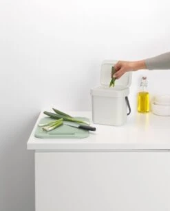 Brabantia Sort & Go Aanrecht Afvalbakje - 3 L - Light Grey 16 Brabantia Sort & Go Aanrecht Afvalbakje - 3 L - Light Grey -Mepal shop 962x1200 3