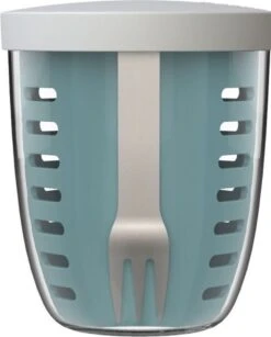 Mepal – Fruit-& Veggie Pot Ellipse – Fruitbox Voor Onderweg - Nordic Green – Voorzien Van Vergietje En RVS Vorkje -Mepal shop 966x1200 1